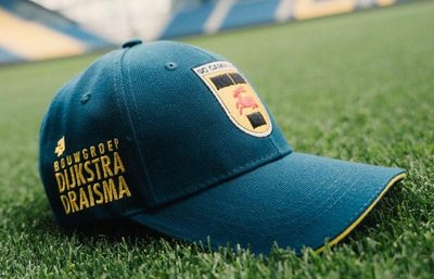 Elke supporter ontvangt een gratis cap van Bouwgroep Dijkstra Draisma.