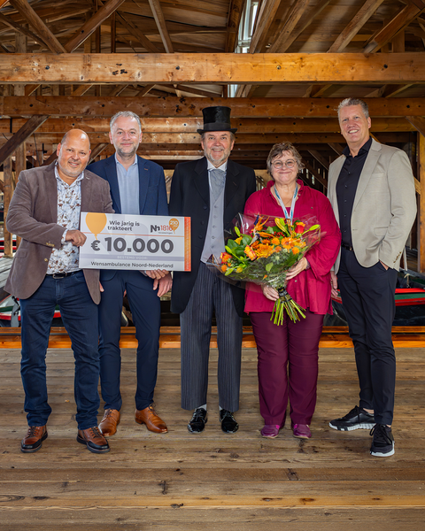 Waanzinnige cheque van 10.000 euro voor Stichting Wensambulance Noord-Nederland namens Nh1816 Verzekeringen